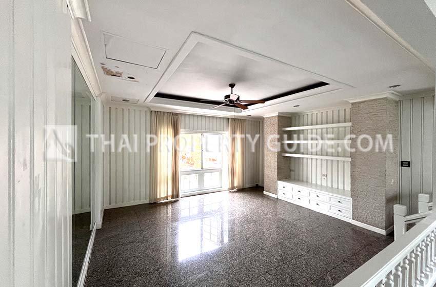 House with Shared Pool in Srinakarin 